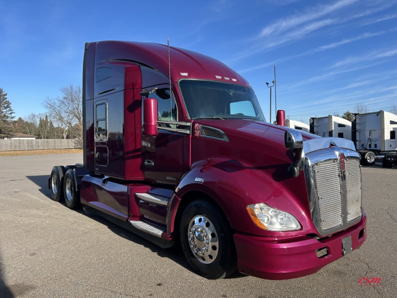 Exterior front passenger side for this 2022 Kenworth T680 (Stock number: UNJ466606)Weeee