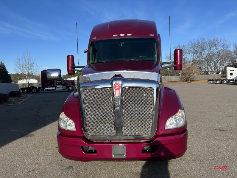 Exterior full front view for this 2022 Kenworth T680 (Stock number: UNJ466606)Weeee