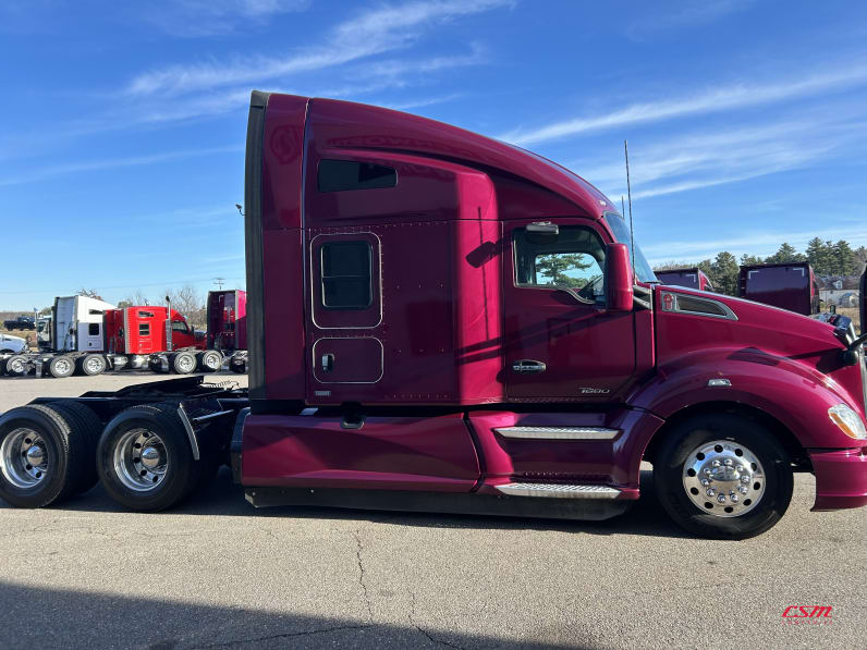 Exterior full passenger side for this 2022 Kenworth T680 (Stock number: UNJ466606)Weeee