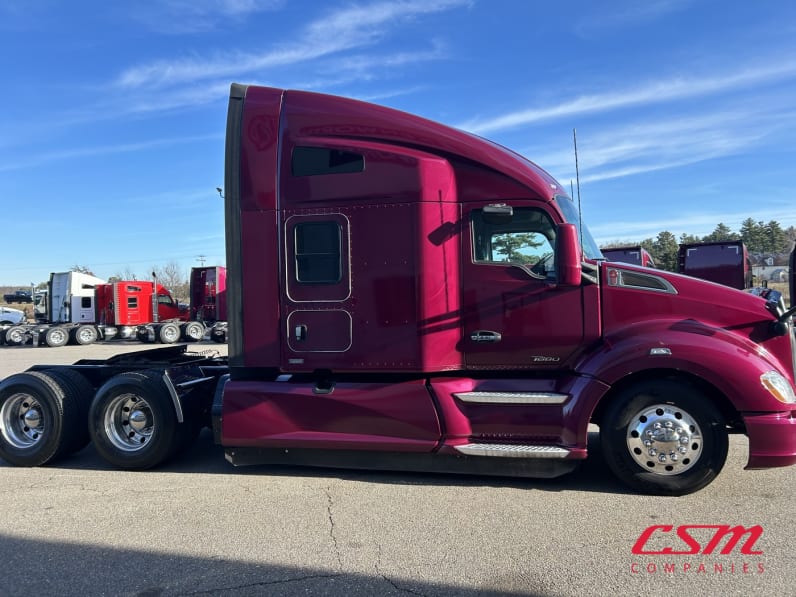 Exterior full passenger side for this 2022 Kenworth T680 (Stock number: UNJ466606)