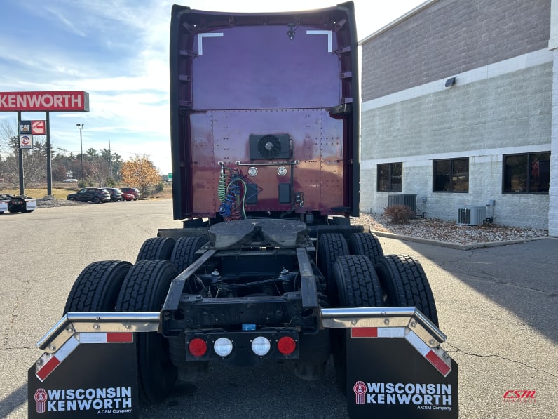 Exterior full rear view for this 2022 Kenworth T680 (Stock number: UNJ466606)Weeee