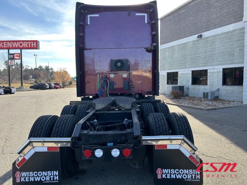 Exterior full rear view for this 2022 Kenworth T680 (Stock number: UNJ466606)