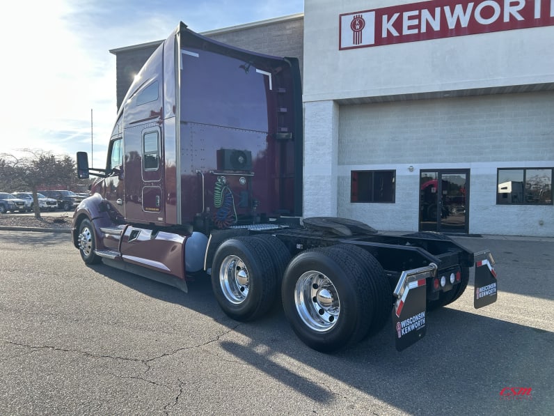 Exterior rear driver side for this 2022 Kenworth T680 (Stock number: UNJ466606)Weeee