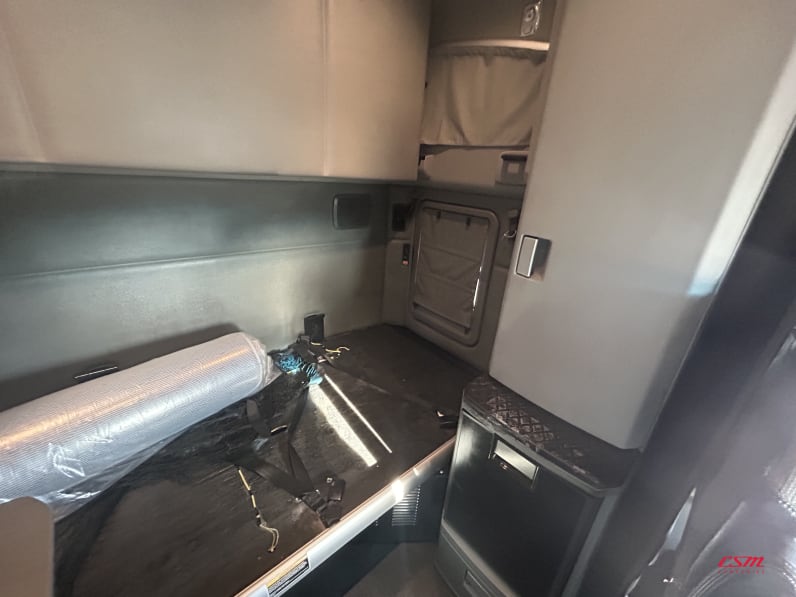 Interior driver side sleeper for this 2022 Kenworth T680 (Stock number: UNJ466606)Weeee