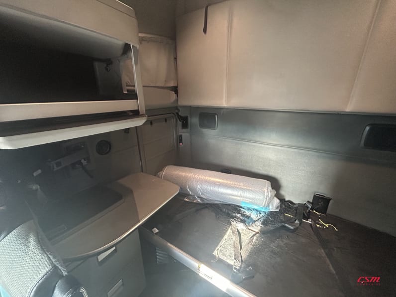 Interior passenger side sleeper for this 2022 Kenworth T680 (Stock number: UNJ466606)Weeee