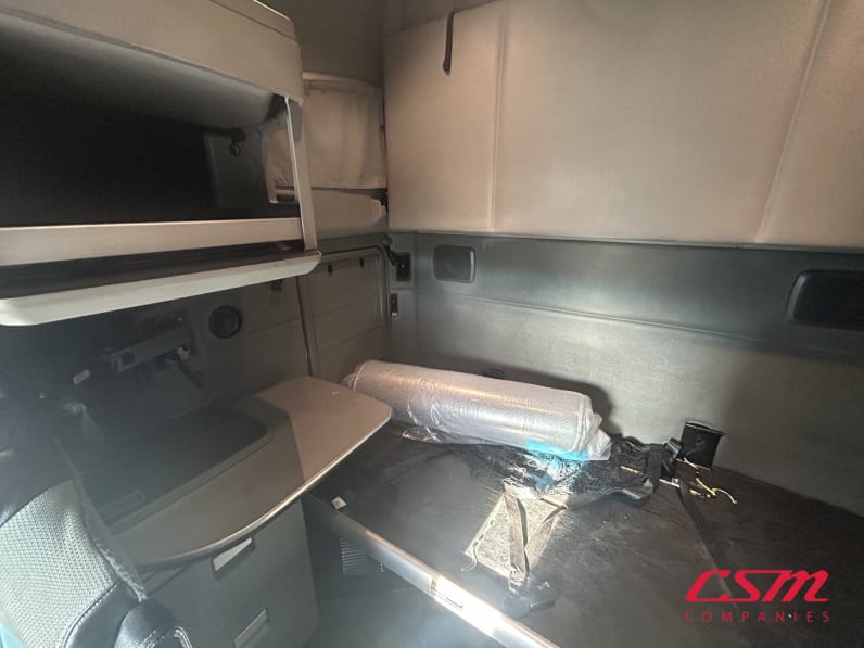 Interior passenger side sleeper for this 2022 Kenworth T680 (Stock number: UNJ466606)