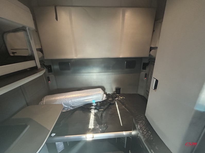 Interior wide sleeper view for this 2022 Kenworth T680 (Stock number: UNJ466606)Weeee