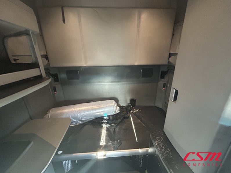 Interior wide sleeper view for this 2022 Kenworth T680 (Stock number: UNJ466606)