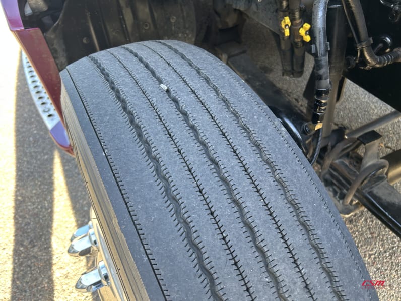 Passenger side front tire tread for this 2022 Kenworth T680 (Stock number: UNJ466606)Weeee