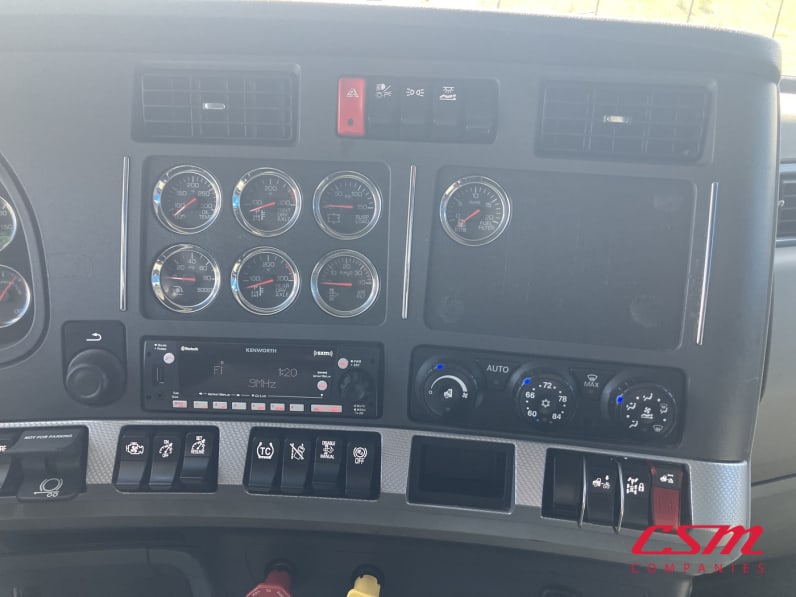 Interior radio and navigation system for this 2022 Kenworth T680 (Stock number: UNJ466608)Weeee