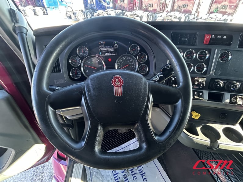 Interior steering wheel for this 2022 Kenworth T680 (Stock number: UNJ466608)Weeee