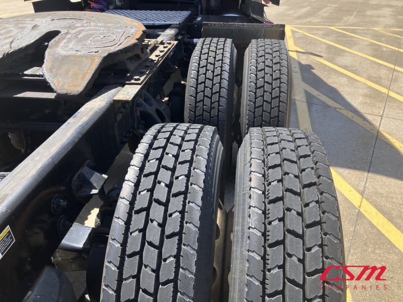 Passenger side rear frame and tire tread for this 2022 Kenworth T680 (Stock number: UNJ466608)Weeee