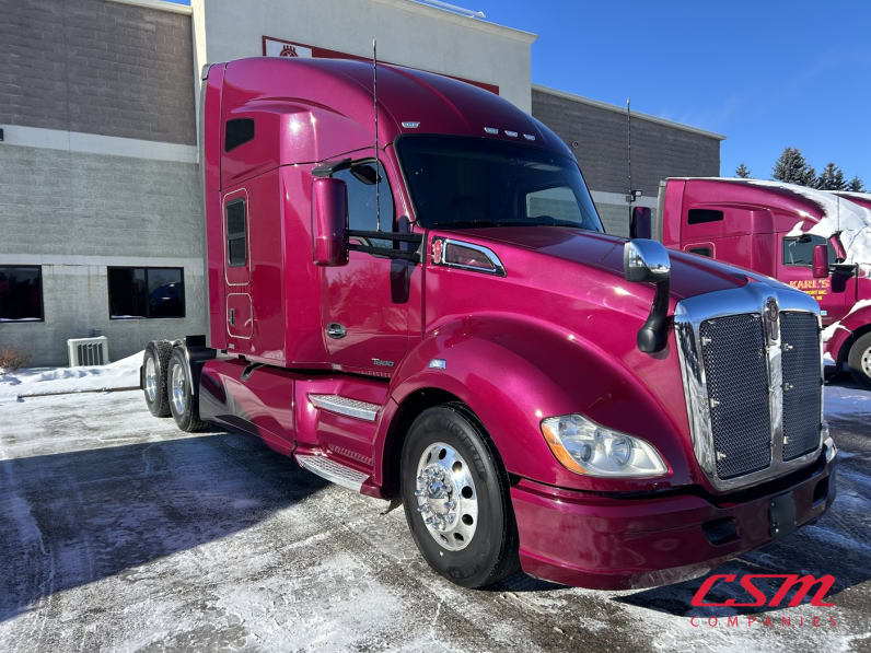 Exterior front passenger side for this 2022 Kenworth T680 (Stock number: UNJ466626)