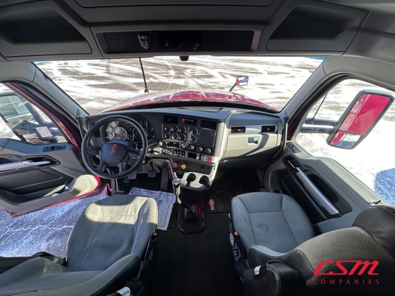 Interior cockpit for this 2022 Kenworth T680 (Stock number: UNJ466626)