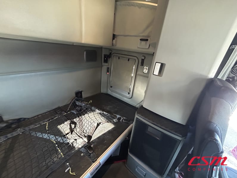 Interior driver side sleeper for this 2022 Kenworth T680 (Stock number: UNJ466626)