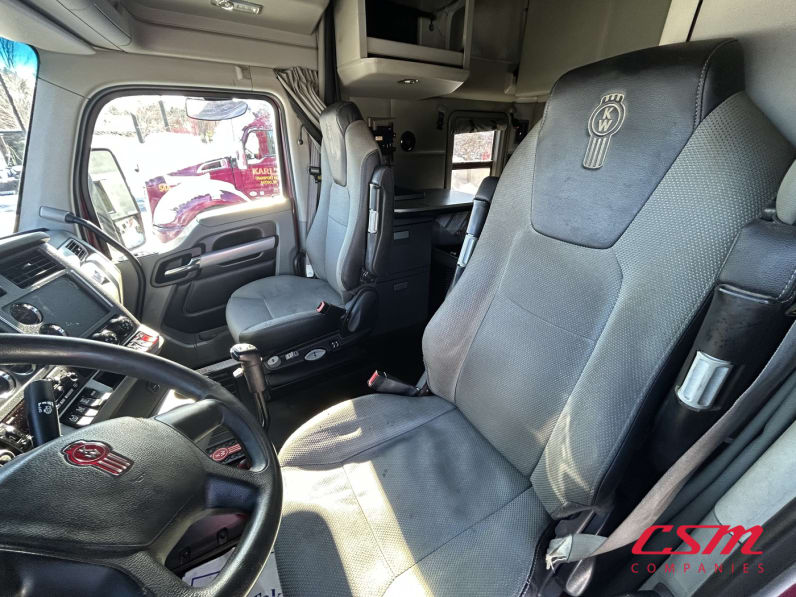 Interior seats for this 2022 Kenworth T680 (Stock number: UNJ466626)