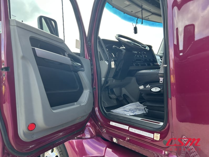 Drivers side door open for this 2022 Kenworth T680 (Stock number: UNJ466631)