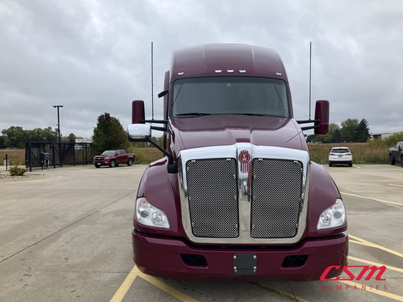 Exterior full front view for this 2022 Kenworth T680 (Stock number: UNJ466631)