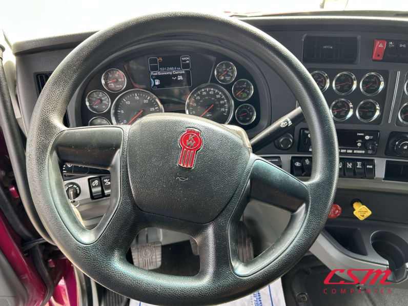 Interior steering wheel for this 2022 Kenworth T680 (Stock number: UNJ466631)