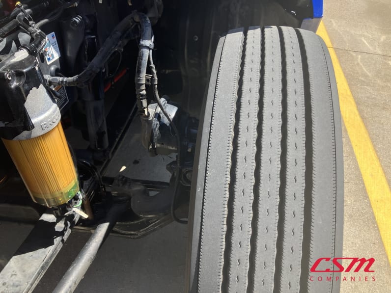 Driver side front tire tread for this 2022 Kenworth T680 (Stock number: UNJ467040)