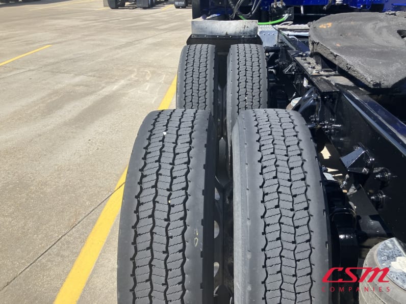 Driver side rear frame and tire tread for this 2022 Kenworth T680 (Stock number: UNJ467040)
