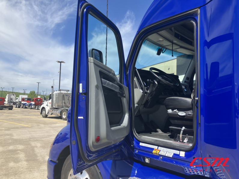 Drivers side door open for this 2022 Kenworth T680 (Stock number: UNJ467040)