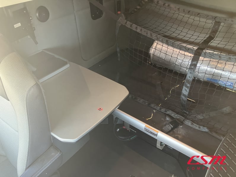 Interior passenger side sleeper for this 2022 Kenworth T680 (Stock number: UNJ467040)