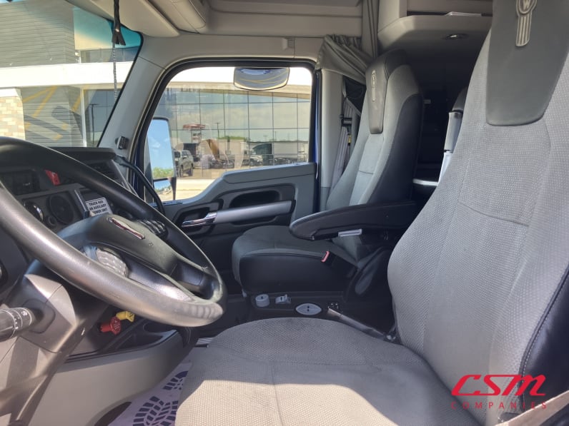 Interior seats for this 2022 Kenworth T680 (Stock number: UNJ467040)
