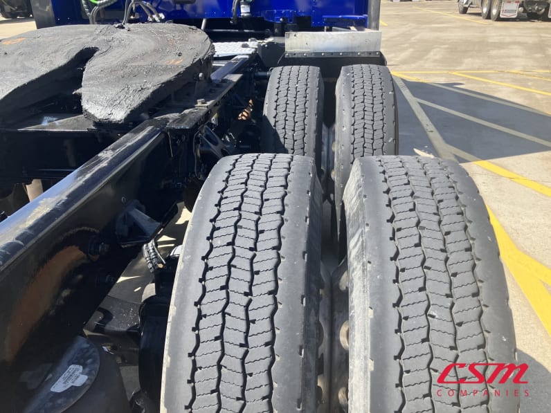 Passenger side rear frame and tire tread for this 2022 Kenworth T680 (Stock number: UNJ467040)