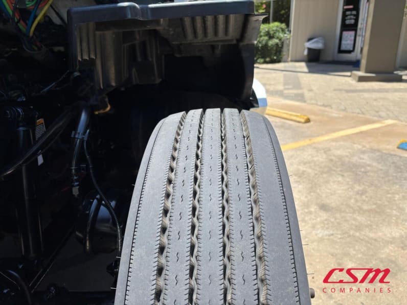 Driver side front tire tread for this 2022 Kenworth T680 (Stock number: UNJ467048)