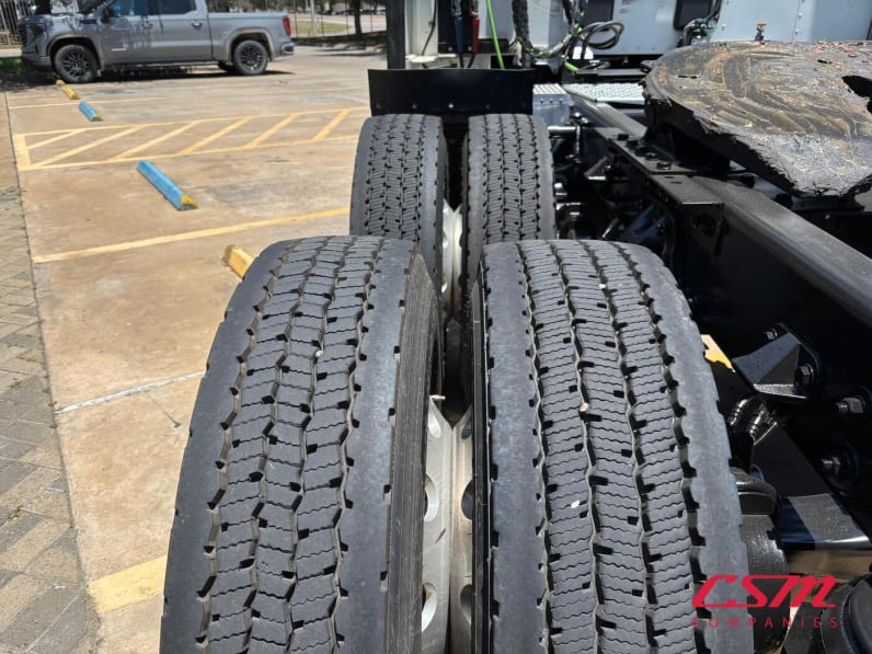 Driver side rear frame and tire tread for this 2022 Kenworth T680 (Stock number: UNJ467048)
