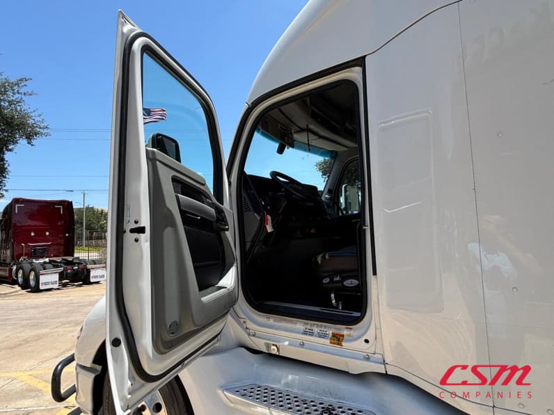 Drivers side door open for this 2022 Kenworth T680 (Stock number: UNJ467048)