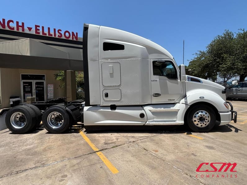 Exterior full passenger side for this 2022 Kenworth T680 (Stock number: UNJ467048)