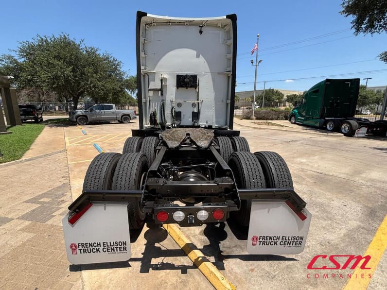 Exterior full rear view for this 2022 Kenworth T680 (Stock number: UNJ467048)