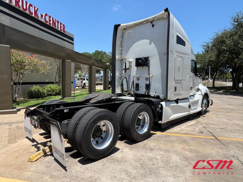 Exterior rear passenger side for this 2022 Kenworth T680 (Stock number: UNJ467048)