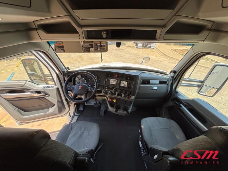 Interior cockpit for this 2022 Kenworth T680 (Stock number: UNJ467048)