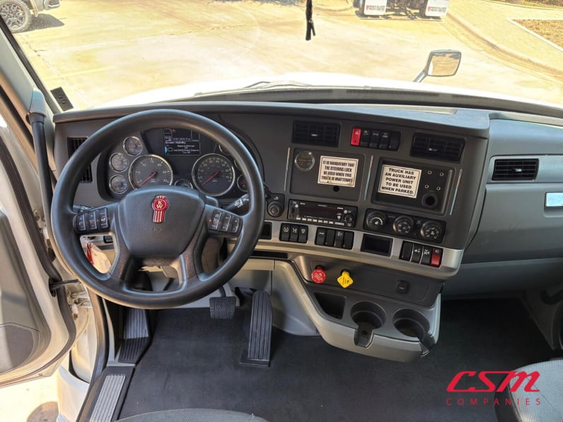 Interior dash for this 2022 Kenworth T680 (Stock number: UNJ467048)