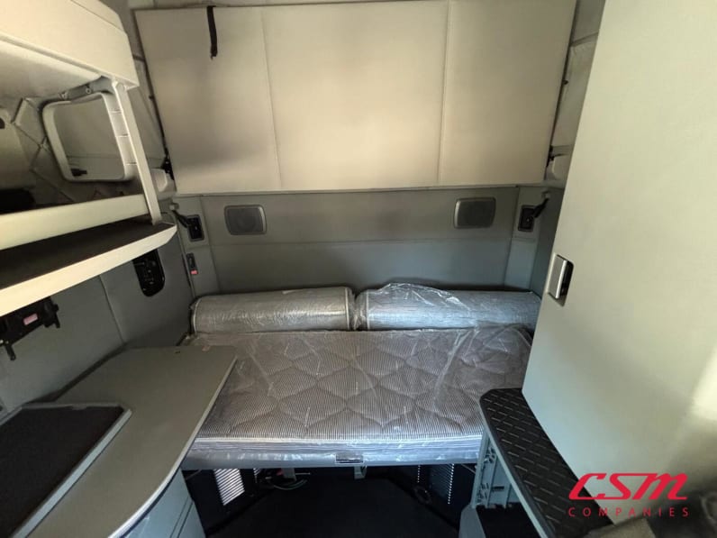 Interior wide sleeper view for this 2022 Kenworth T680 (Stock number: UNJ467048)