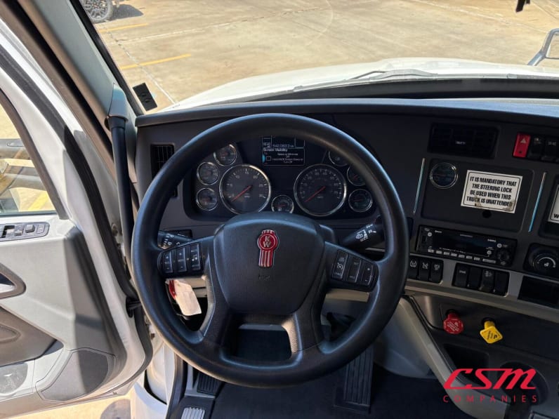 Interior steering wheel for this 2022 Kenworth T680 (Stock number: UNJ467048)