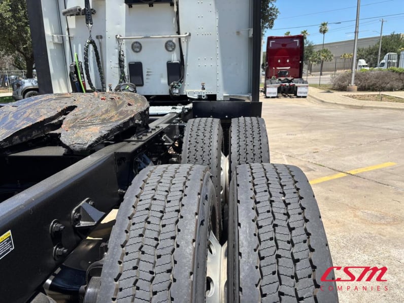 Passenger side rear frame and tire tread for this 2022 Kenworth T680 (Stock number: UNJ467048)