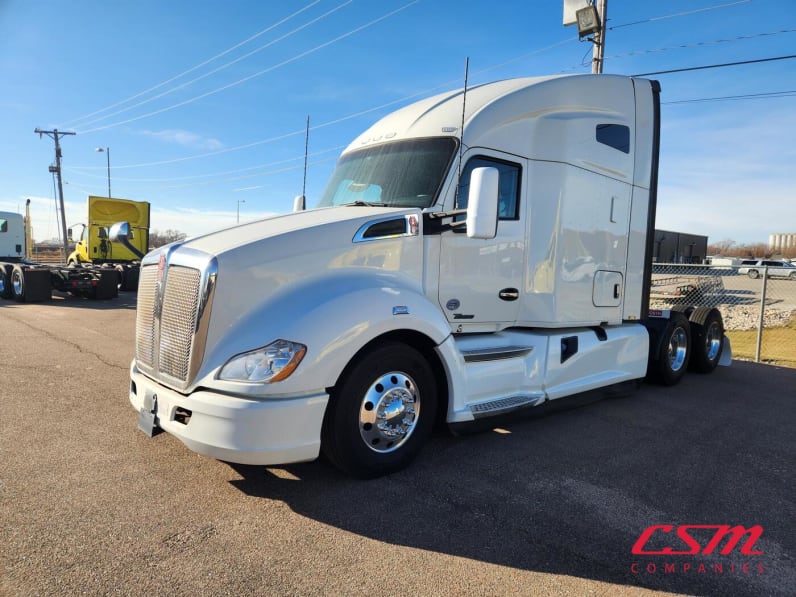 Exterior front drivers side for this 2022 Kenworth T680 (Stock number: UNJ467049)