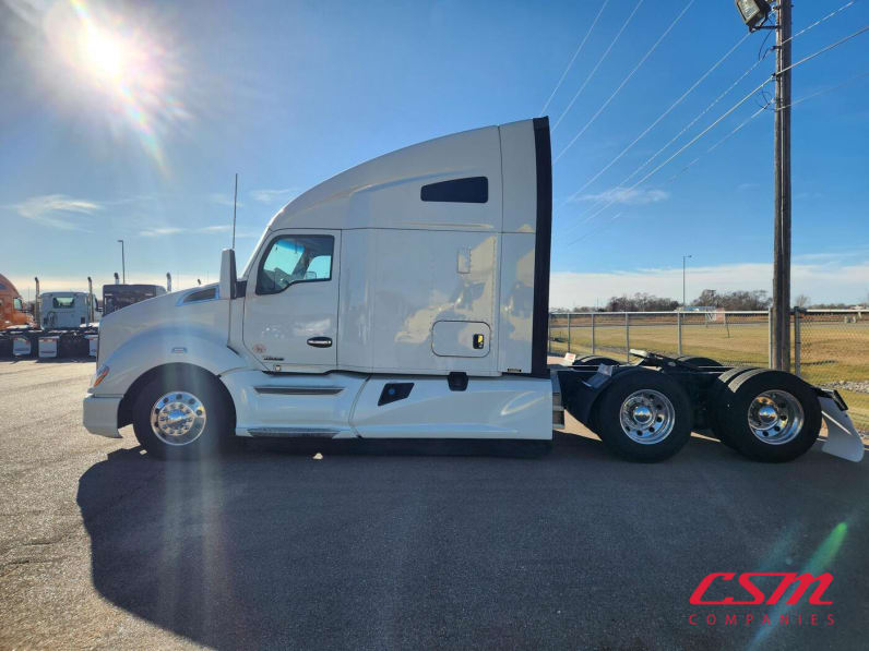 Exterior full driver side for this 2022 Kenworth T680 (Stock number: UNJ467049)