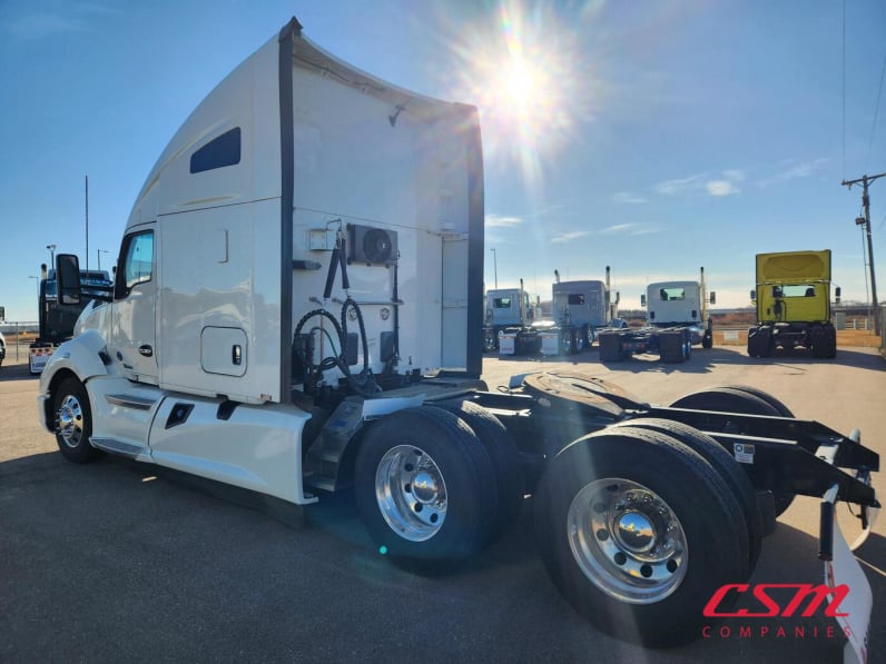 Exterior rear driver side for this 2022 Kenworth T680 (Stock number: UNJ467049)
