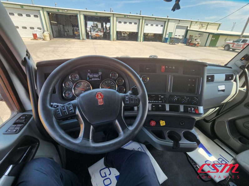 Interior dash for this 2022 Kenworth T680 (Stock number: UNJ467049)