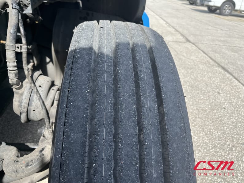 Driver side front tire tread for this 2022 Kenworth T680 (Stock number: UNJ467053)