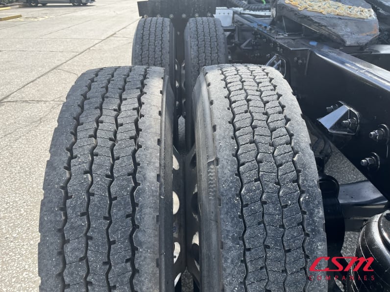 Driver side rear frame and tire tread for this 2022 Kenworth T680 (Stock number: UNJ467053)