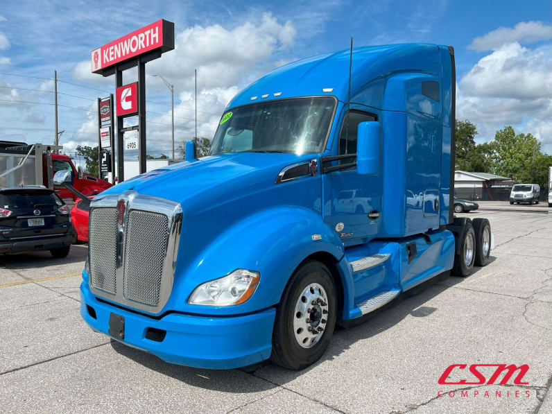 Exterior front drivers side for this 2022 Kenworth T680 (Stock number: UNJ467053)