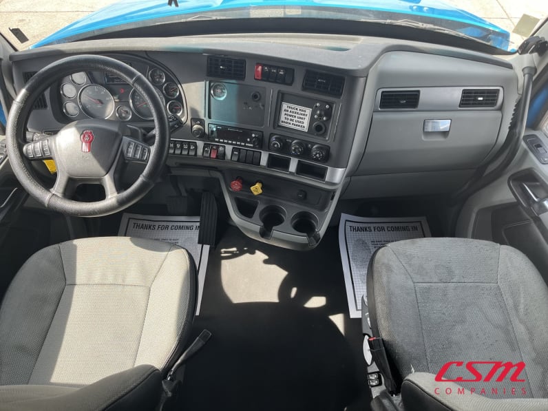 Interior cockpit for this 2022 Kenworth T680 (Stock number: UNJ467053)