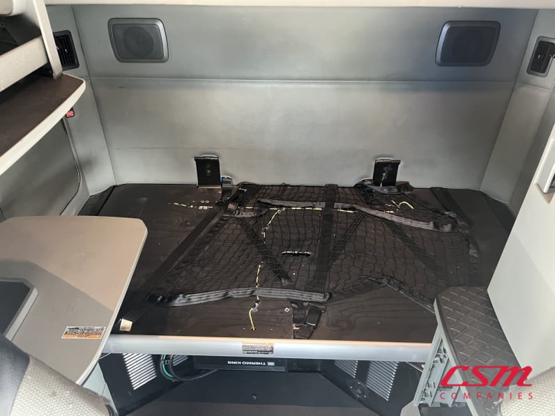 Interior wide sleeper view for this 2022 Kenworth T680 (Stock number: UNJ467053)