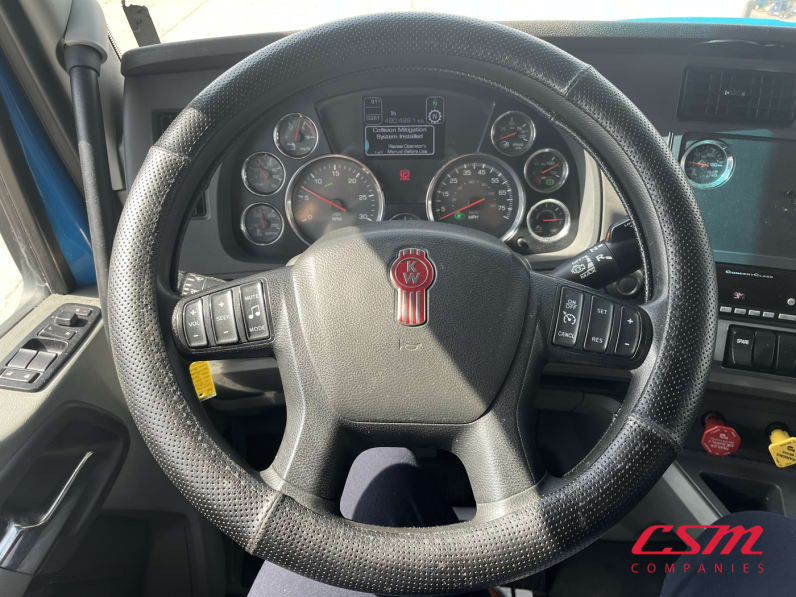 Interior steering wheel for this 2022 Kenworth T680 (Stock number: UNJ467053)
